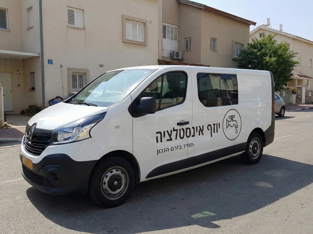 עובד אינסטלציה מקצועי במהלך עבודה